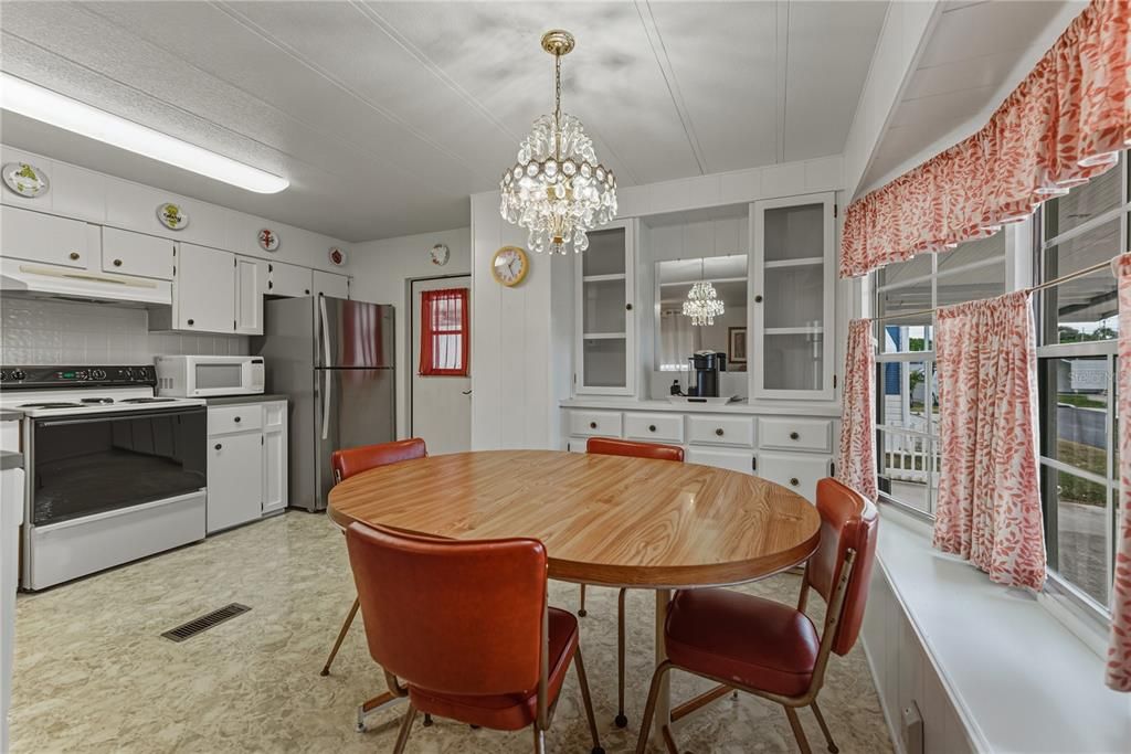 合同活跃: $114,900 (2 贝兹, 2 浴室, 840 平方英尺)