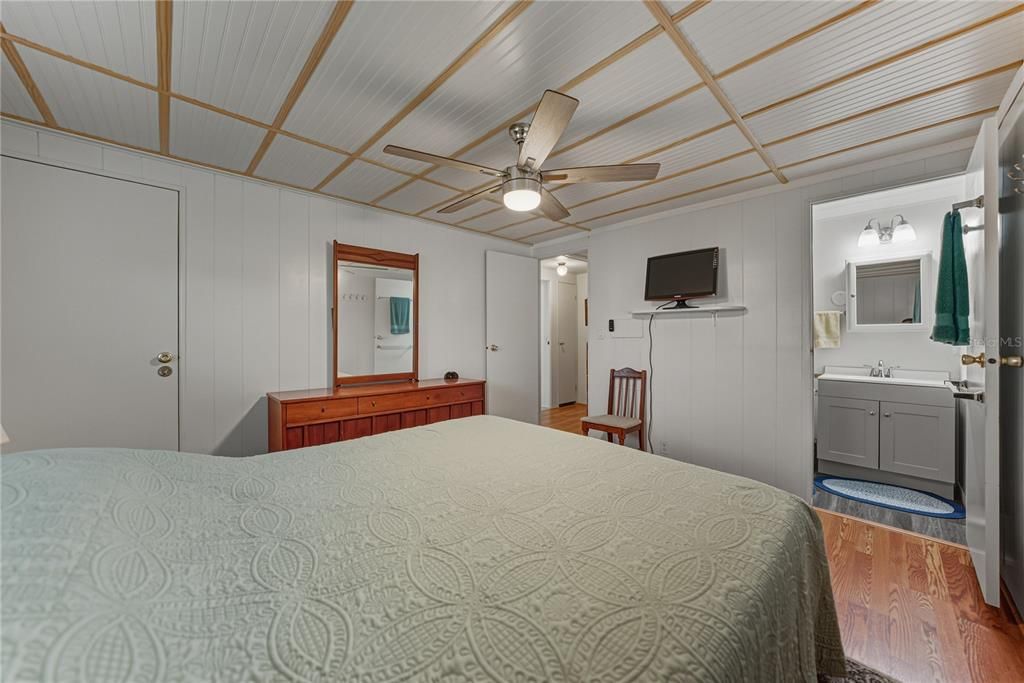 合同活跃: $114,900 (2 贝兹, 2 浴室, 840 平方英尺)