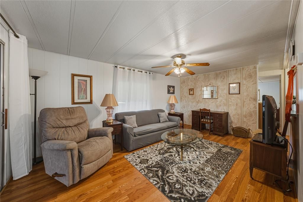 合同活跃: $114,900 (2 贝兹, 2 浴室, 840 平方英尺)