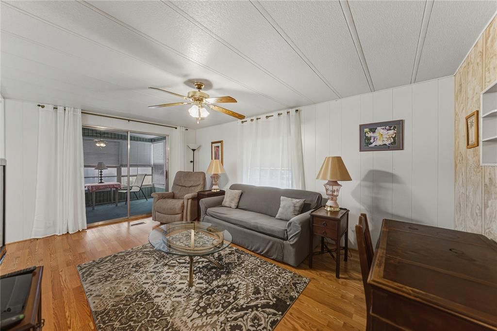 合同活跃: $114,900 (2 贝兹, 2 浴室, 840 平方英尺)