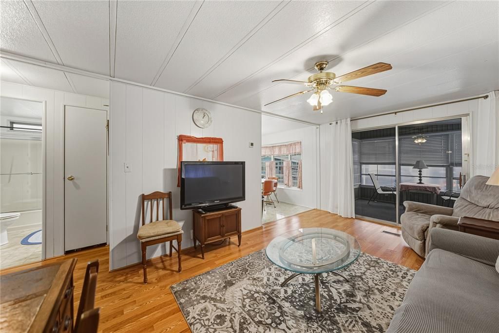 合同活跃: $114,900 (2 贝兹, 2 浴室, 840 平方英尺)