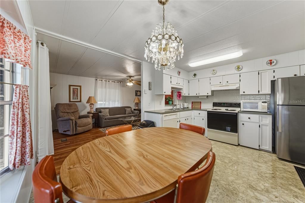 合同活跃: $114,900 (2 贝兹, 2 浴室, 840 平方英尺)