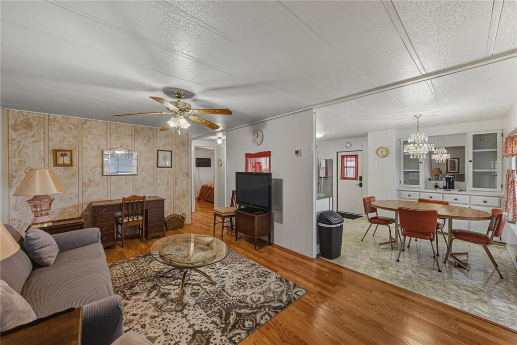 合同活跃: $114,900 (2 贝兹, 2 浴室, 840 平方英尺)