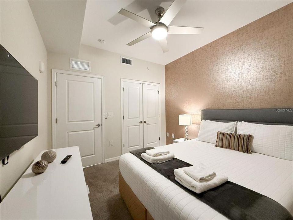 For Sale: $299,900 (2 beds, 2 baths, 1196 Square Feet)