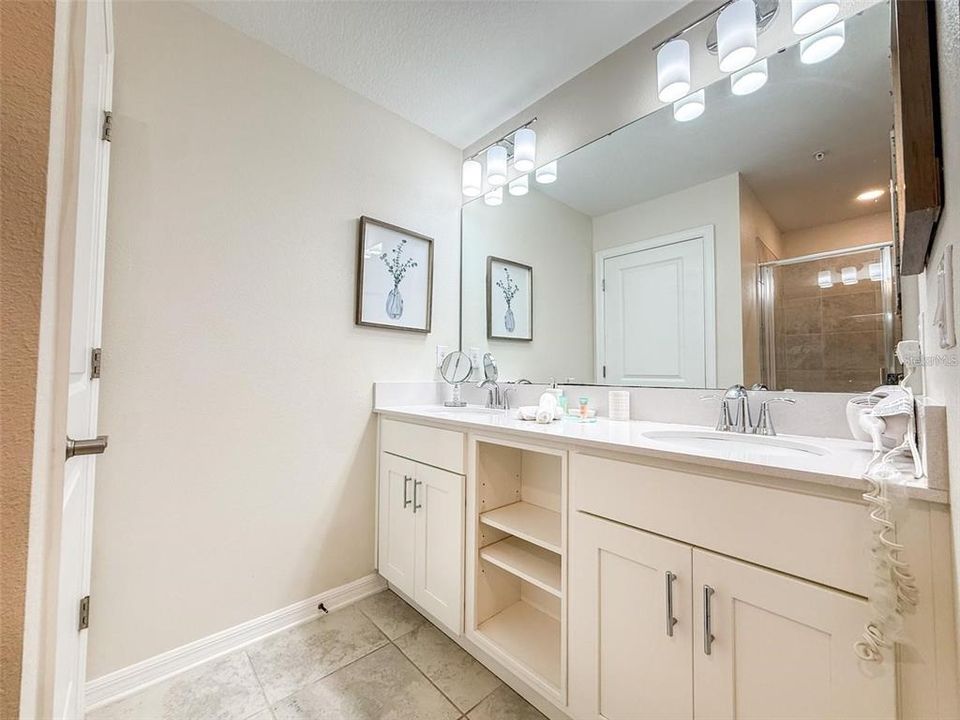 For Sale: $299,900 (2 beds, 2 baths, 1196 Square Feet)