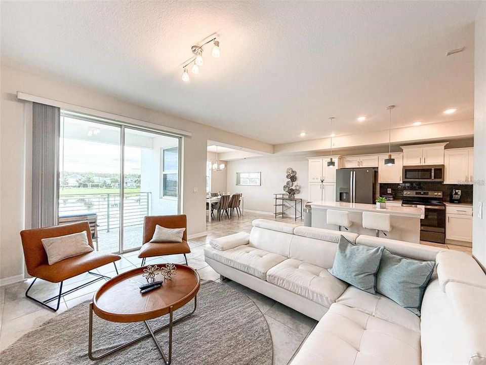 For Sale: $299,900 (2 beds, 2 baths, 1196 Square Feet)