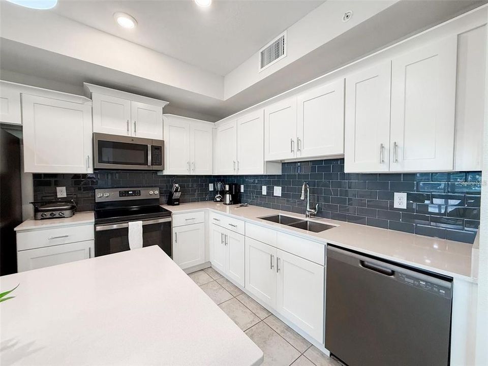 For Sale: $299,900 (2 beds, 2 baths, 1196 Square Feet)