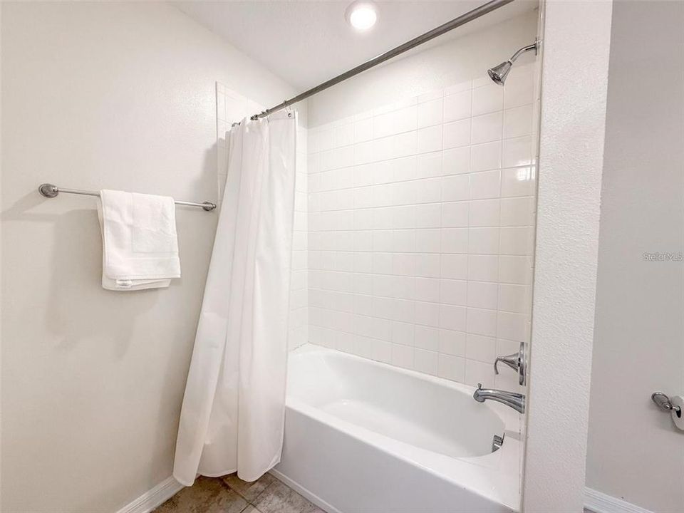 For Sale: $299,900 (2 beds, 2 baths, 1196 Square Feet)