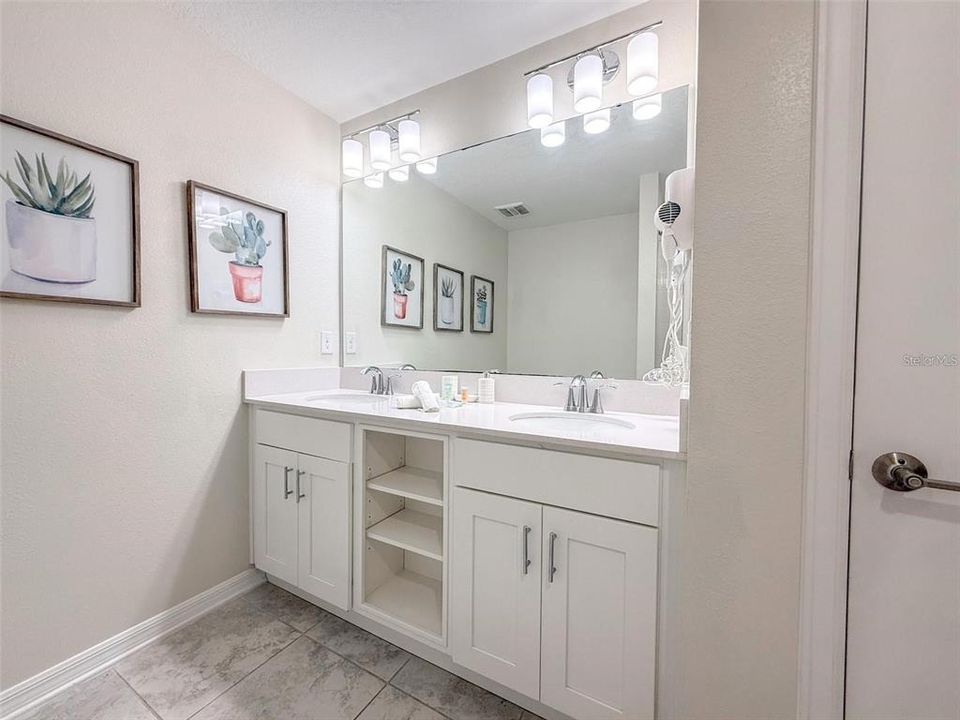 For Sale: $299,900 (2 beds, 2 baths, 1196 Square Feet)