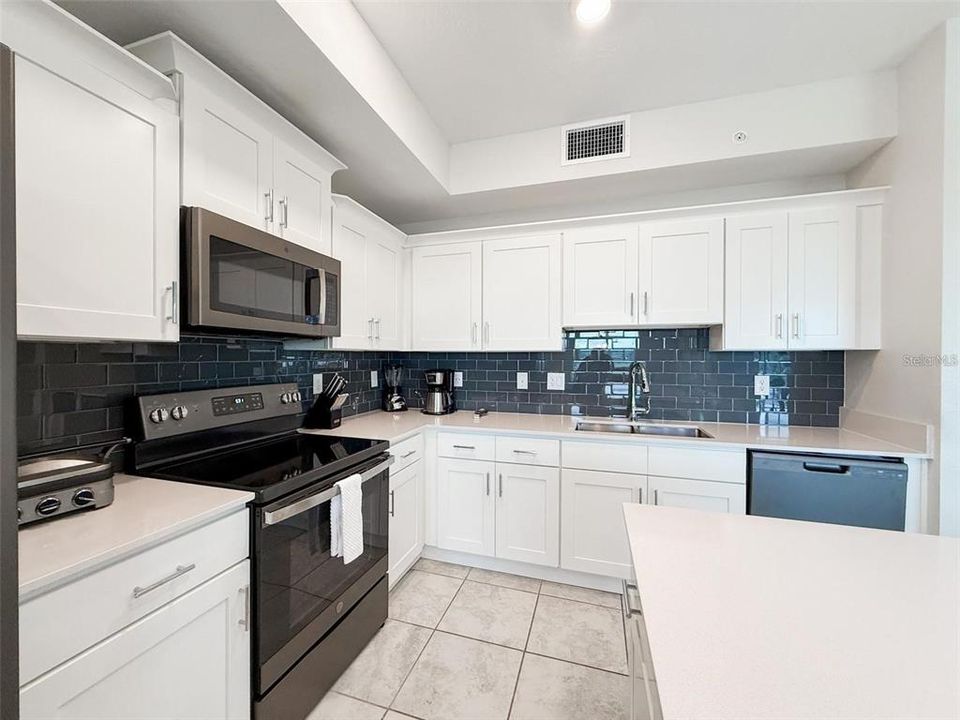 For Sale: $299,900 (2 beds, 2 baths, 1196 Square Feet)