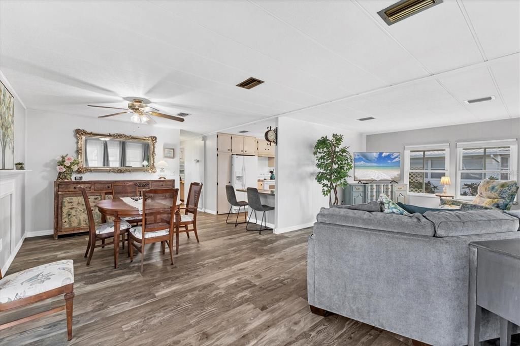 For Sale: $169,900 (2 beds, 2 baths, 1008 Square Feet)