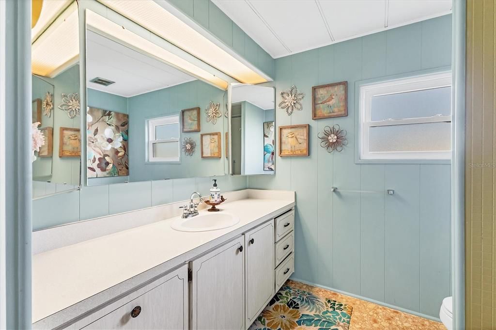 For Sale: $169,900 (2 beds, 2 baths, 1008 Square Feet)