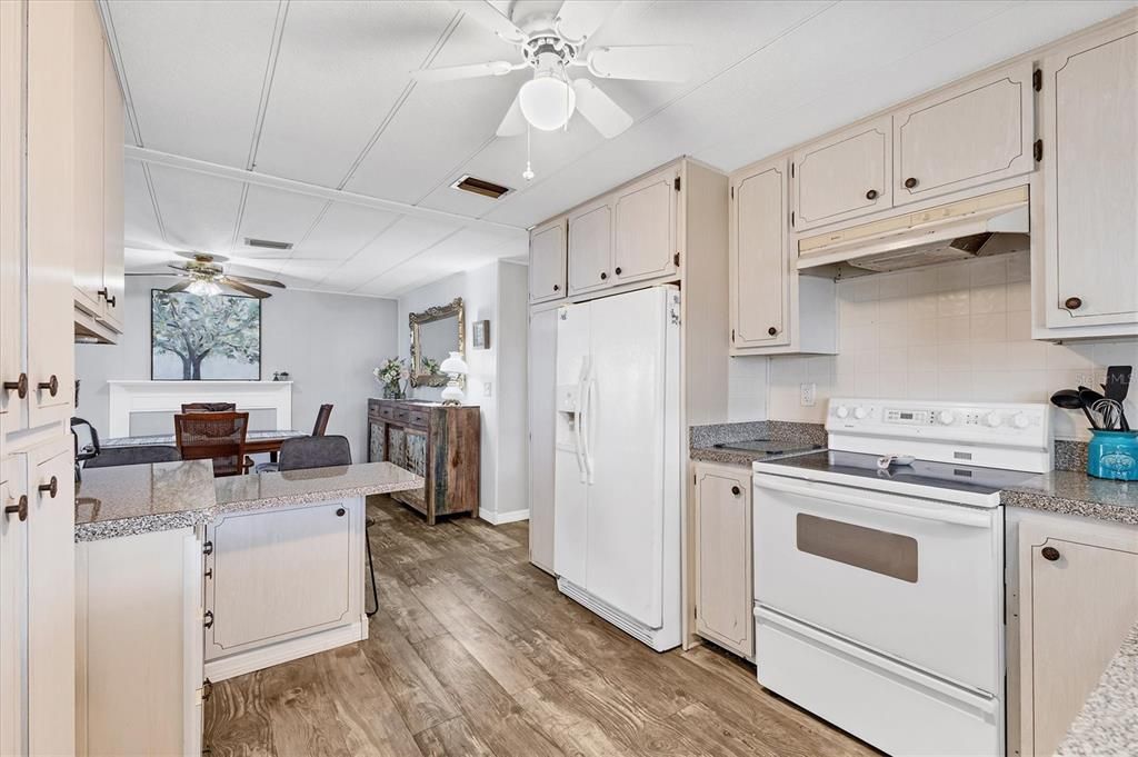 For Sale: $169,900 (2 beds, 2 baths, 1008 Square Feet)