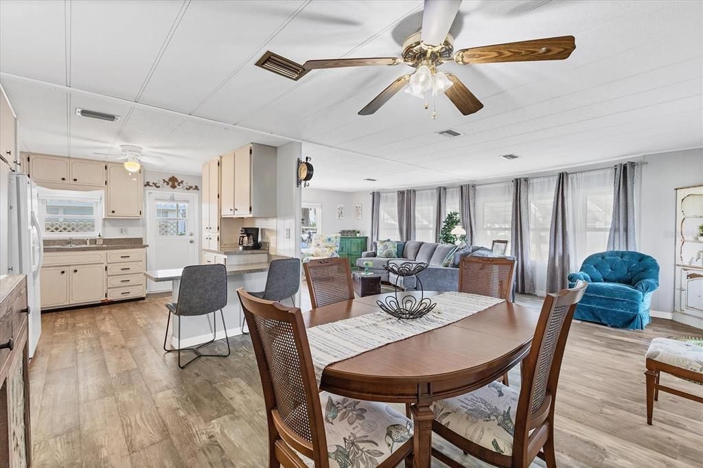 For Sale: $169,900 (2 beds, 2 baths, 1008 Square Feet)