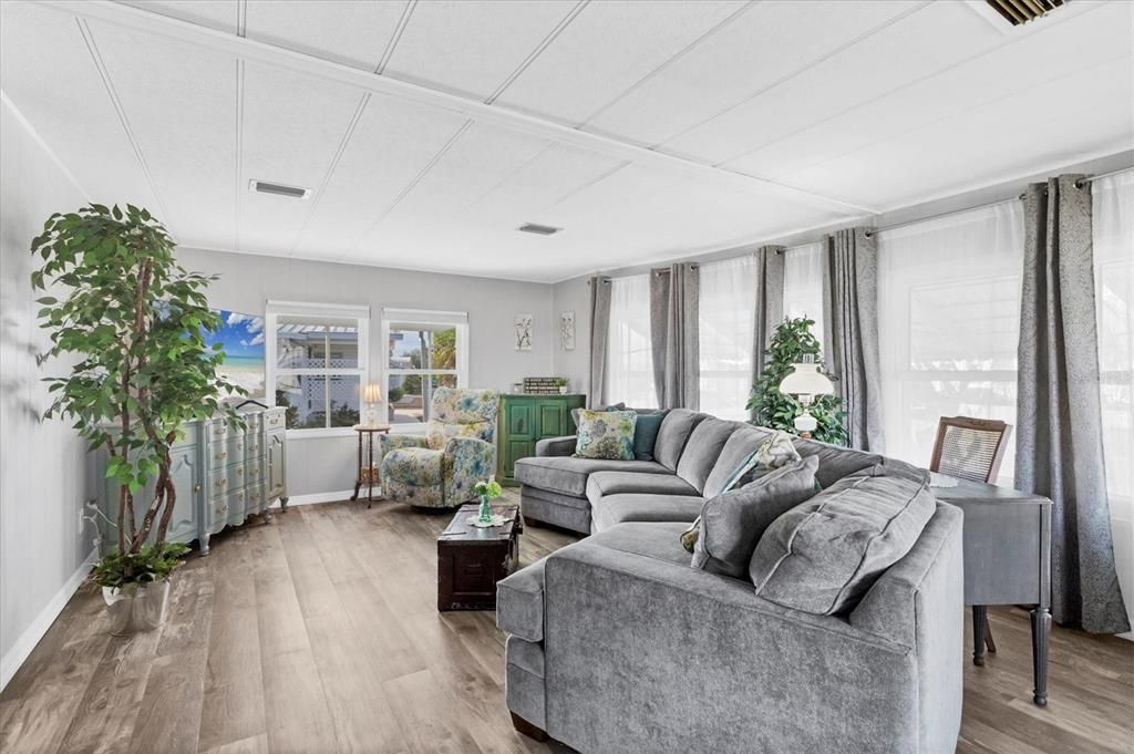 For Sale: $169,900 (2 beds, 2 baths, 1008 Square Feet)