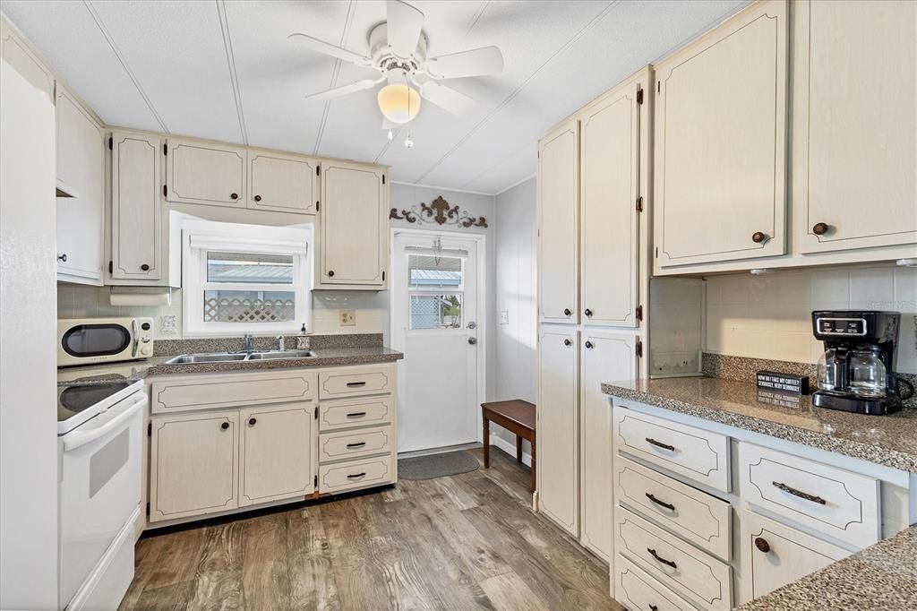 For Sale: $169,900 (2 beds, 2 baths, 1008 Square Feet)