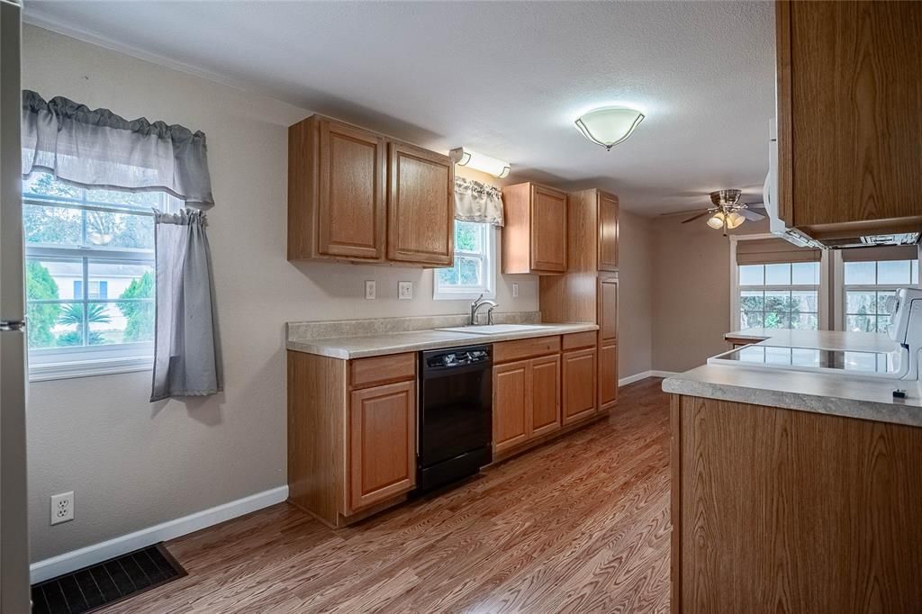 For Sale: $145,000 (2 beds, 2 baths, 1152 Square Feet)