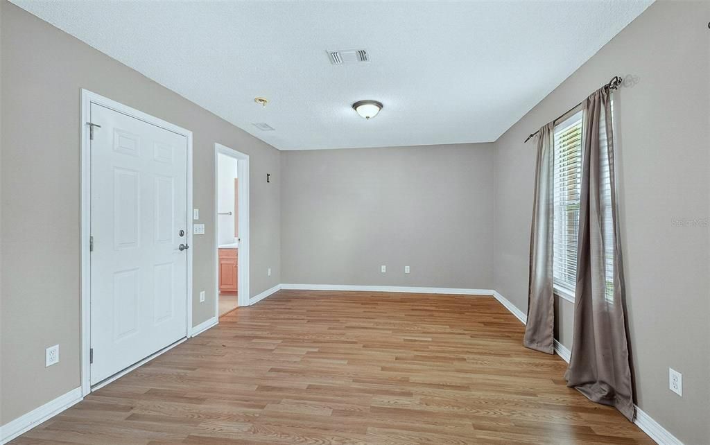 待售: $299,000 (4 贝兹, 3 浴室, 2031 平方英尺)