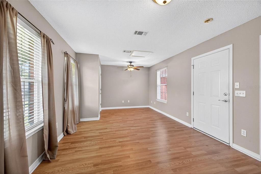 待售: $299,000 (4 贝兹, 3 浴室, 2031 平方英尺)