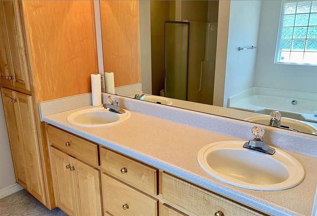 待售: $299,000 (4 贝兹, 3 浴室, 2031 平方英尺)