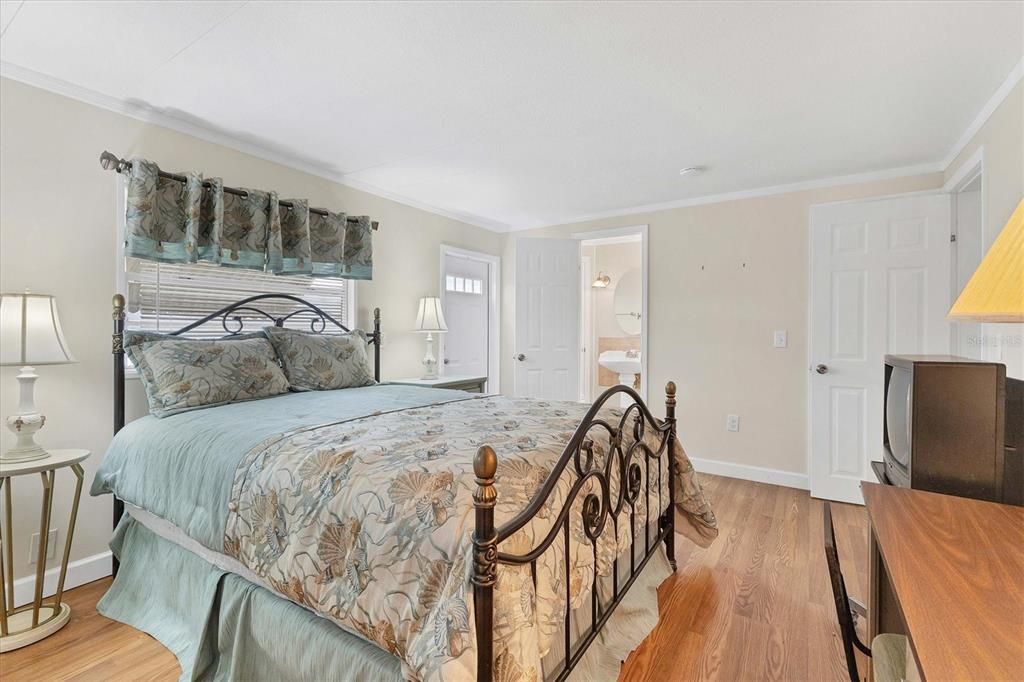 For Sale: $175,500 (2 beds, 2 baths, 1256 Square Feet)