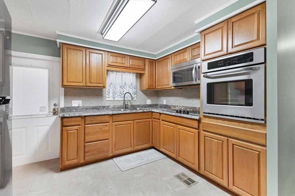 For Sale: $175,500 (2 beds, 2 baths, 1256 Square Feet)