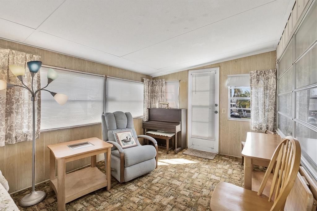 For Sale: $49,900 (1 beds, 1 baths, 552 Square Feet)