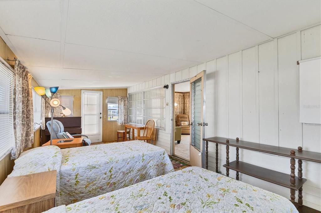 For Sale: $49,900 (1 beds, 1 baths, 552 Square Feet)