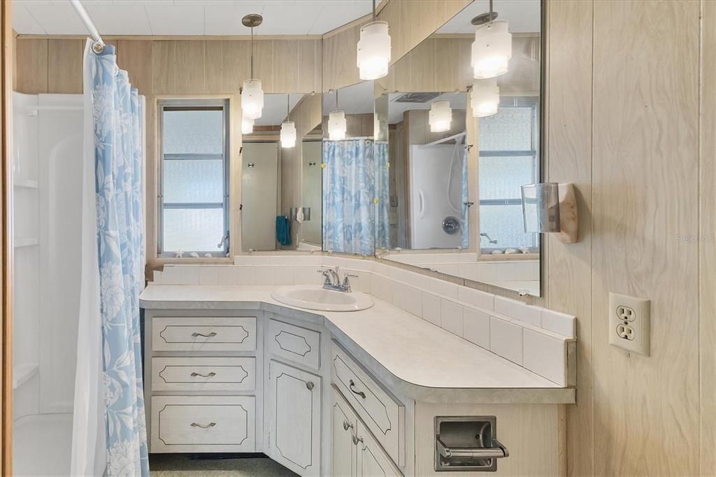 For Sale: $49,900 (1 beds, 1 baths, 552 Square Feet)