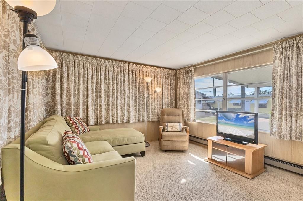 For Sale: $49,900 (1 beds, 1 baths, 552 Square Feet)