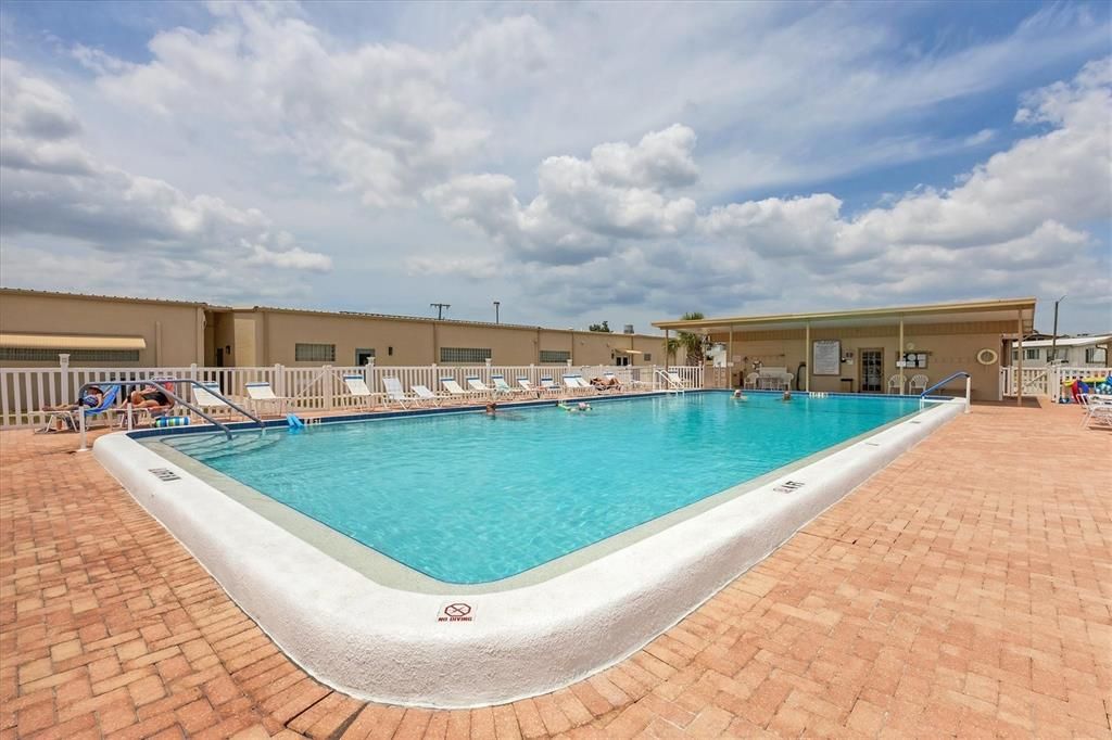 For Sale: $49,900 (1 beds, 1 baths, 552 Square Feet)