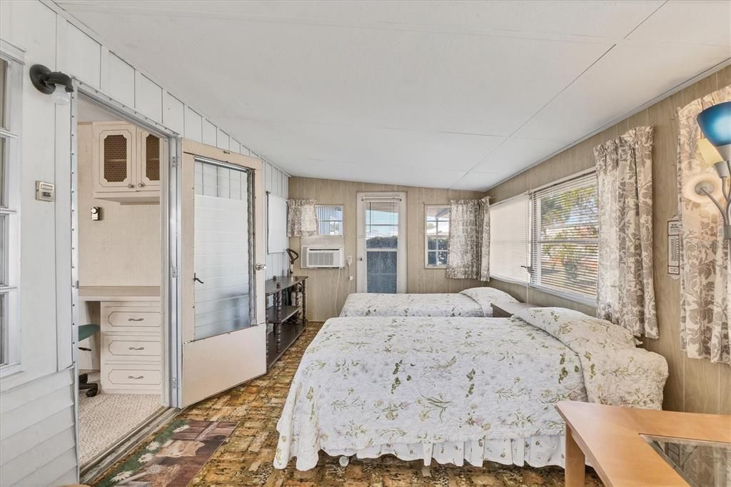 For Sale: $49,900 (1 beds, 1 baths, 552 Square Feet)