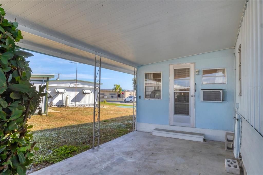 For Sale: $49,900 (1 beds, 1 baths, 552 Square Feet)