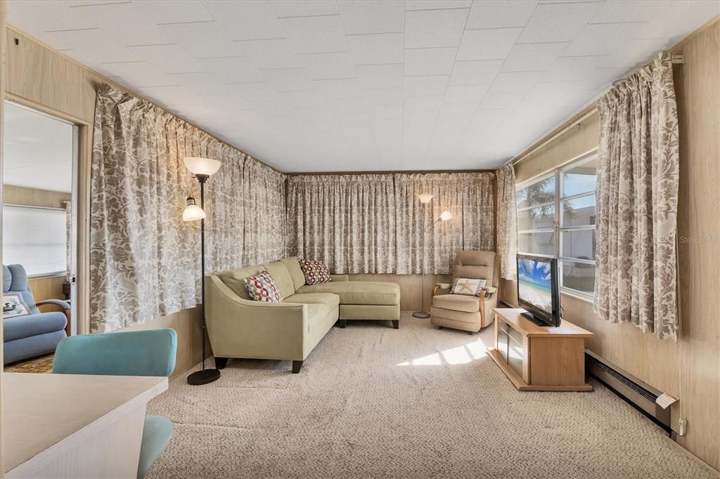 For Sale: $49,900 (1 beds, 1 baths, 552 Square Feet)