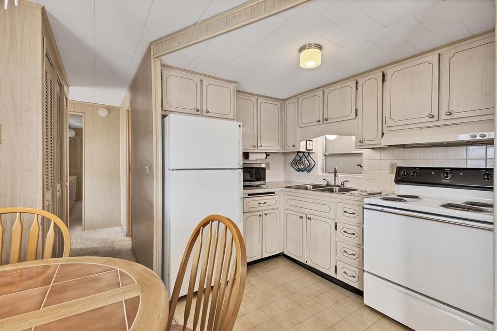 For Sale: $49,900 (1 beds, 1 baths, 552 Square Feet)