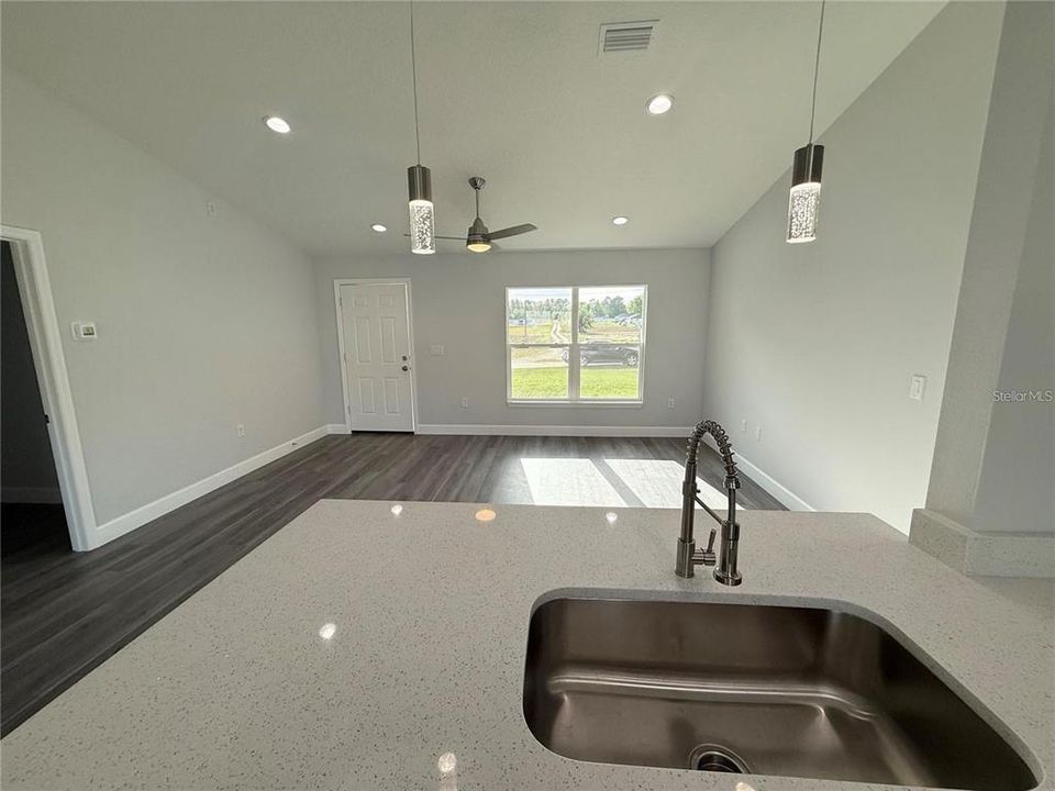 For Rent: $1,650 (3 beds, 2 baths, 1270 Square Feet)