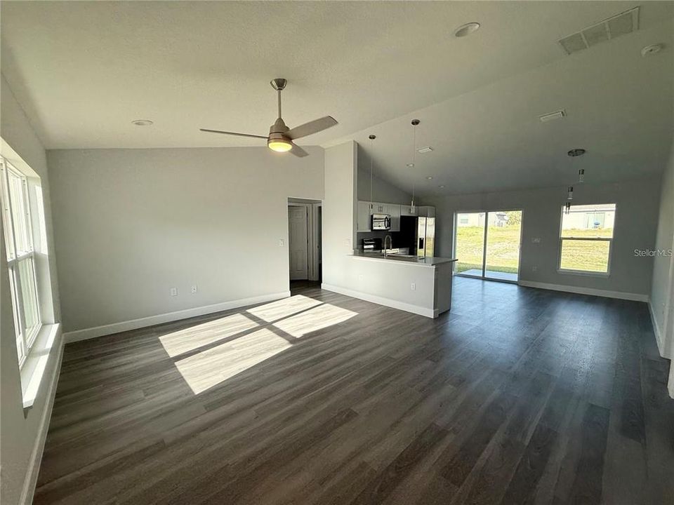 For Rent: $1,650 (3 beds, 2 baths, 1270 Square Feet)