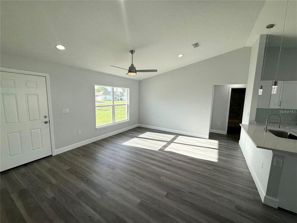 For Rent: $1,650 (3 beds, 2 baths, 1270 Square Feet)