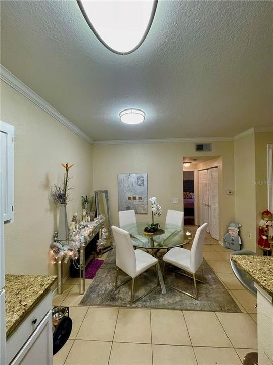 For Sale: $175,000 (2 beds, 1 baths, 933 Square Feet)