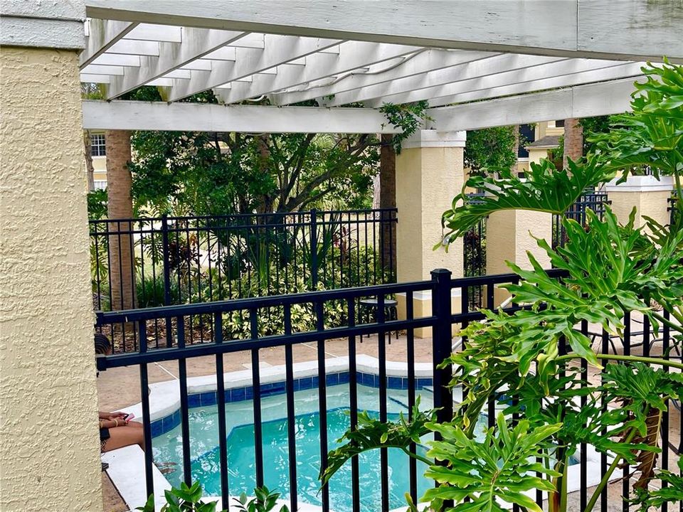 For Sale: $175,000 (2 beds, 1 baths, 933 Square Feet)