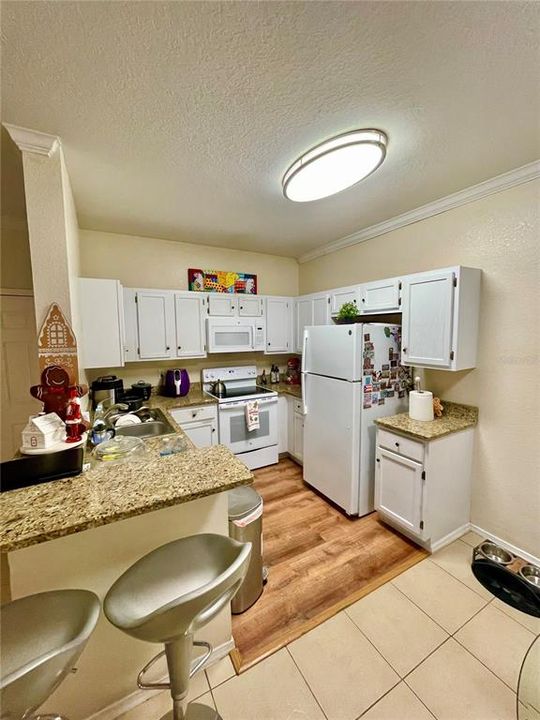 For Sale: $175,000 (2 beds, 1 baths, 933 Square Feet)