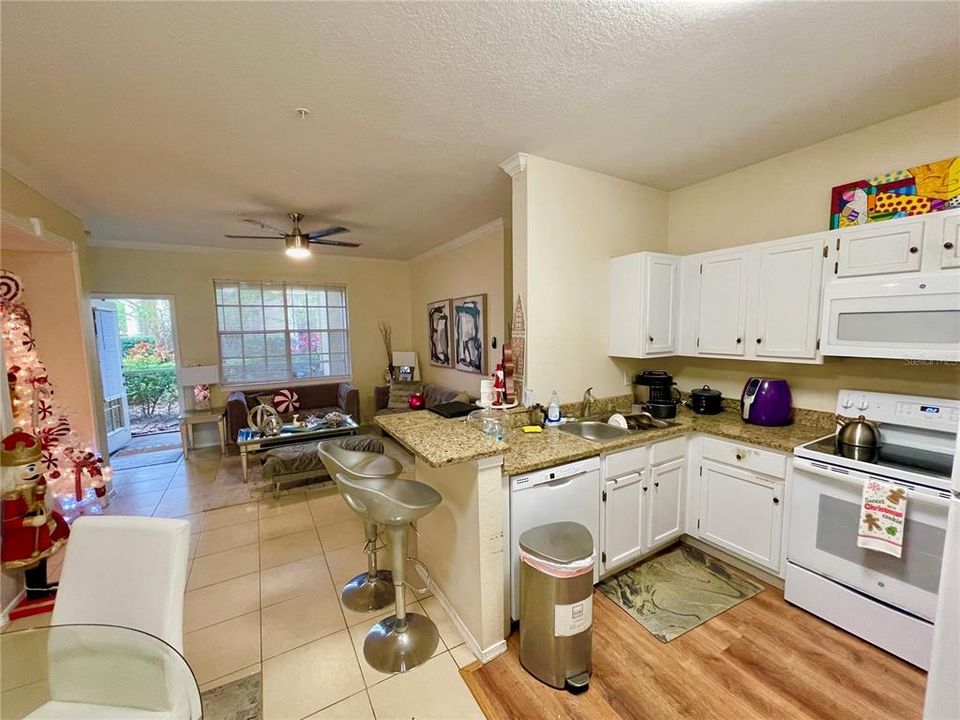 For Sale: $175,000 (2 beds, 1 baths, 933 Square Feet)