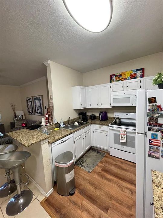 For Sale: $175,000 (2 beds, 1 baths, 933 Square Feet)