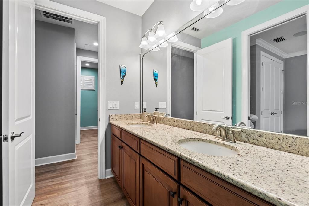 For Sale: $550,000 (3 beds, 2 baths, 1912 Square Feet)