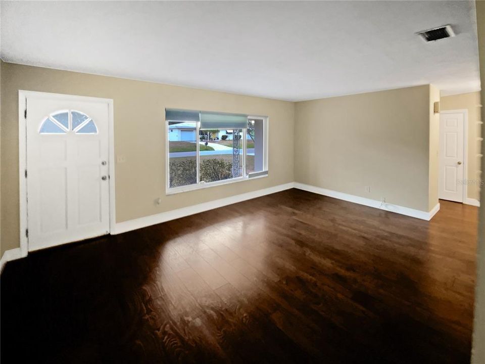For Sale: $360,000 (2 beds, 2 baths, 1239 Square Feet)