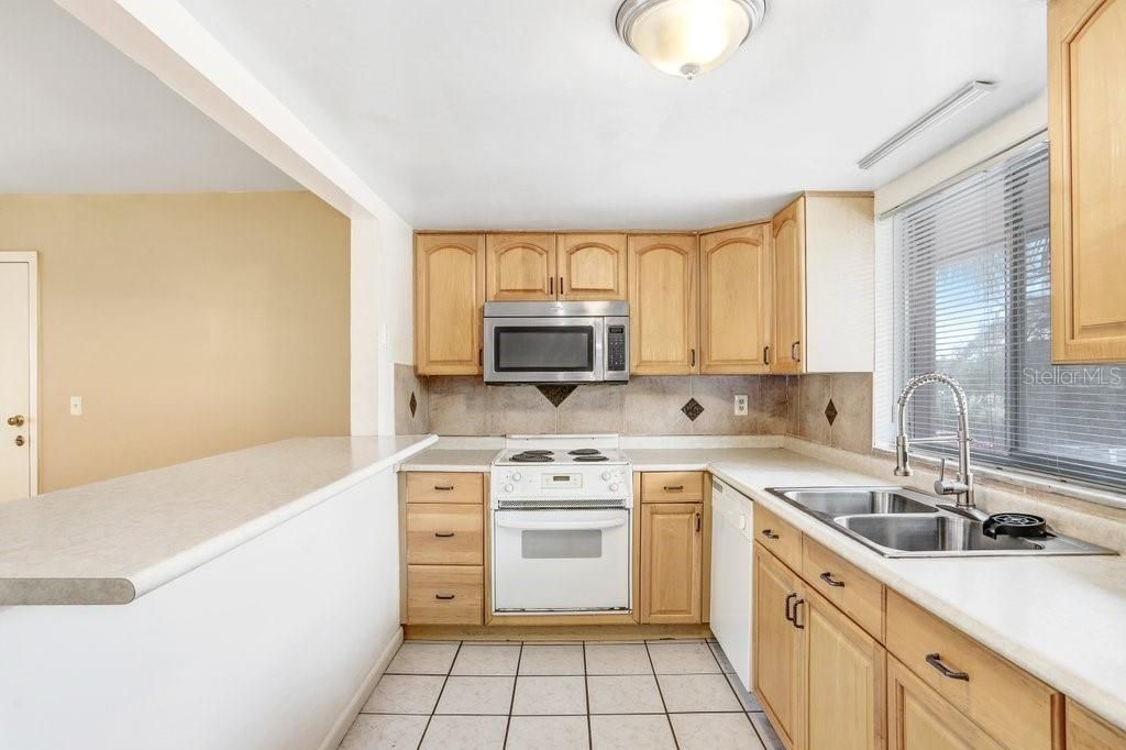 For Sale: $109,900 (2 beds, 2 baths, 1077 Square Feet)