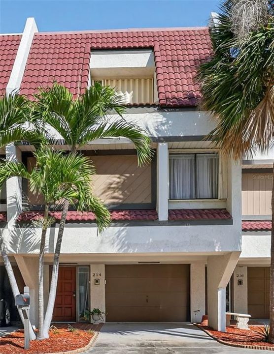 En Venta: $925,000 (3 camas, 3 baños, 1930 Pies cuadrados)