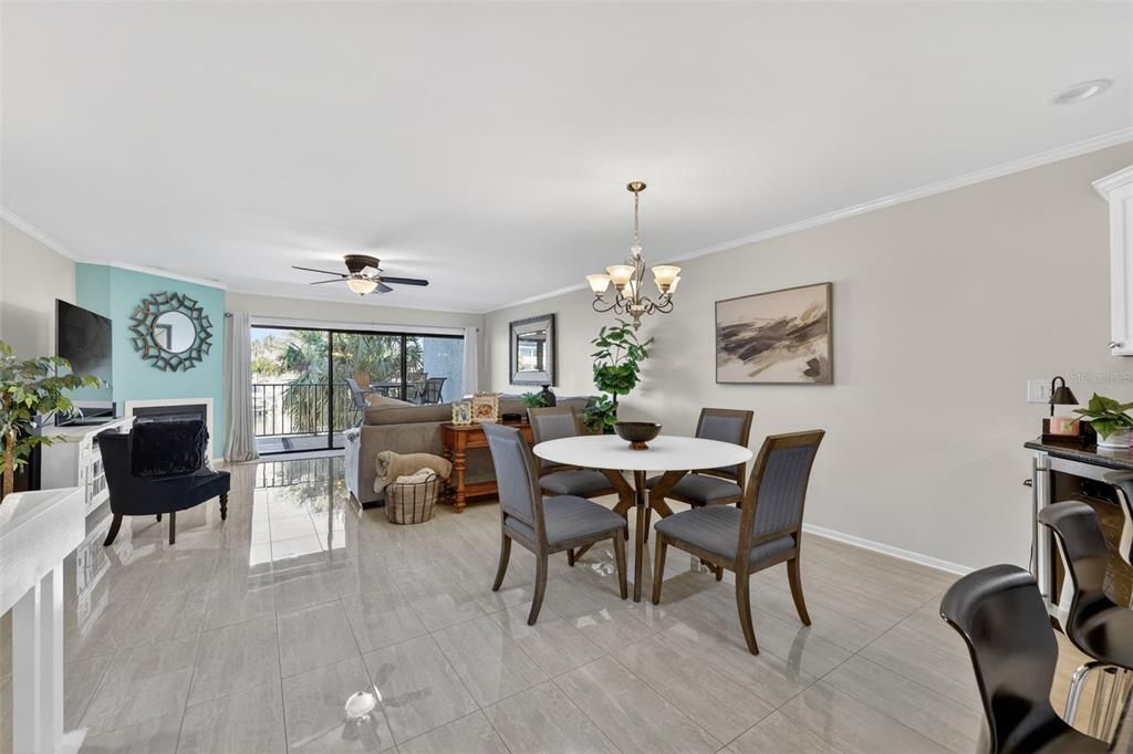 En Venta: $925,000 (3 camas, 3 baños, 1930 Pies cuadrados)