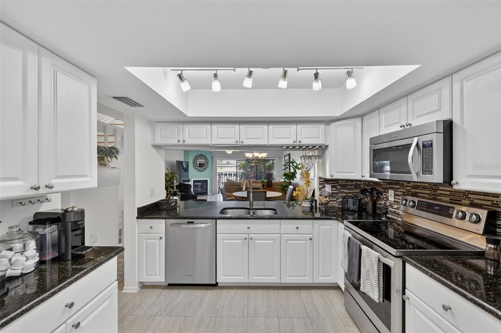 En Venta: $925,000 (3 camas, 3 baños, 1930 Pies cuadrados)