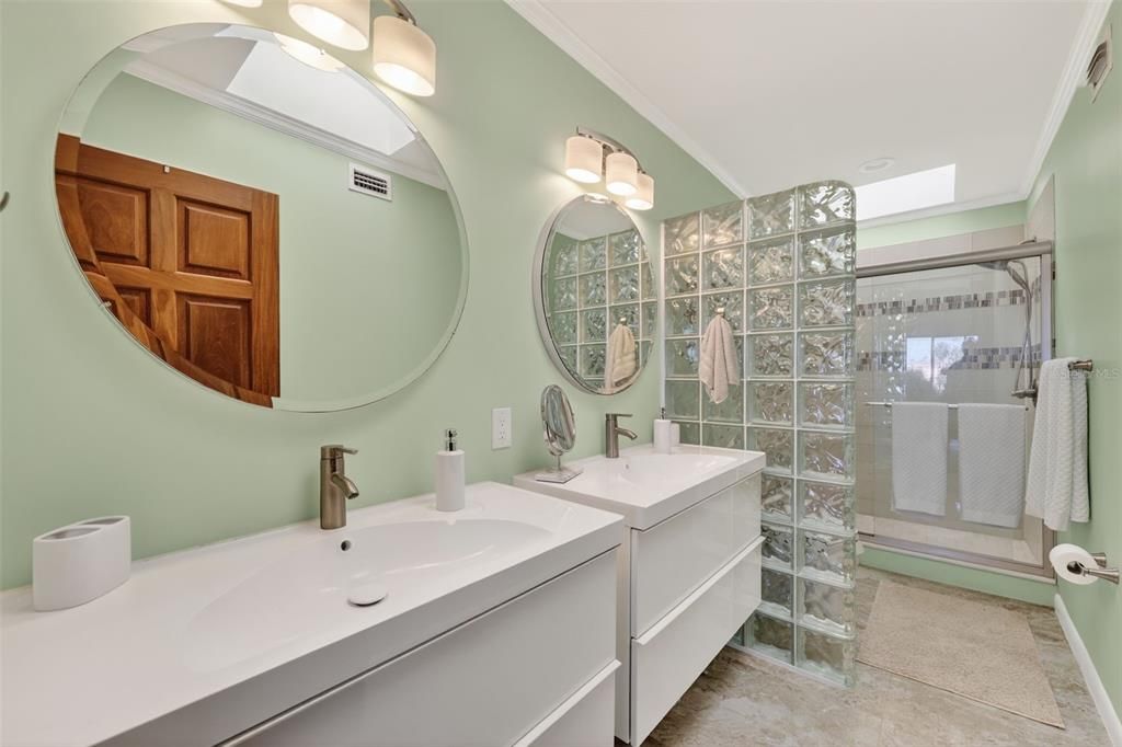 En Venta: $925,000 (3 camas, 3 baños, 1930 Pies cuadrados)